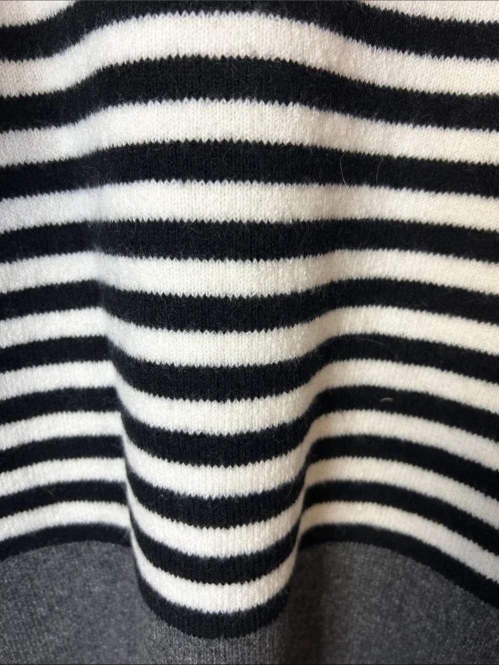 Vince Camuto Women's Sweater - Black & White Tan Trim Size L